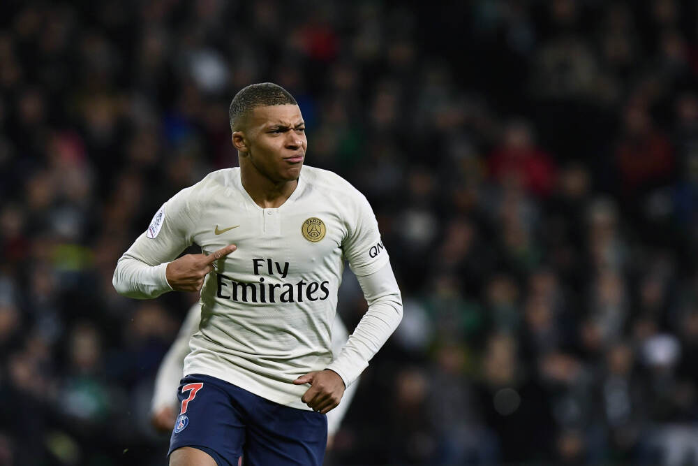 回国度假！维尼修斯社媒晒巴伊亚度假酷照：有点普拉达的感觉！